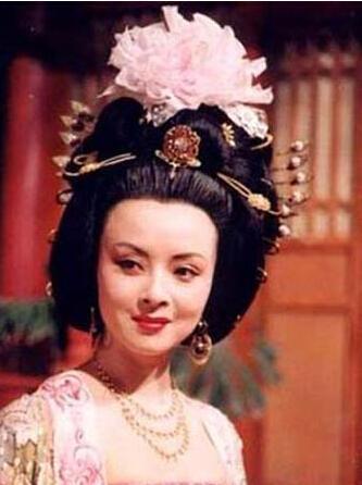 64岁的张铁林：曾有7段感情3个孩子，为何如今仍