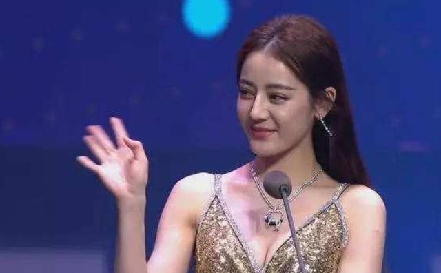 迪丽热巴15岁跳舞照片曝光，看看她青涩时期照片