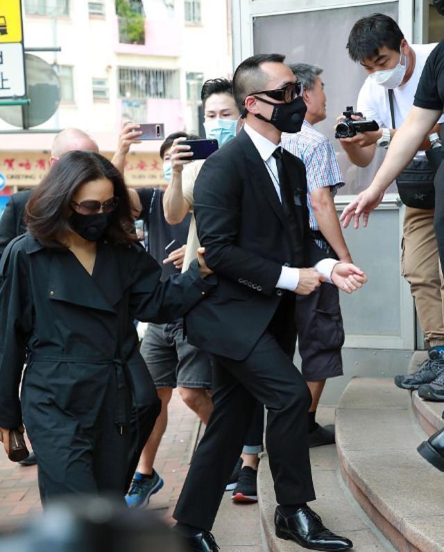 赌王的三位儿媳现身葬礼：两位儿媳是内地人，仅大儿媳是富家千金