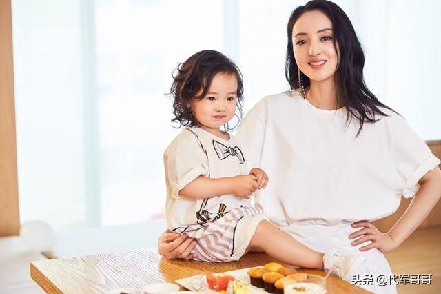 她当红时嫁小3岁男星，离婚后独自抚养女儿，如今40岁否认傍大款