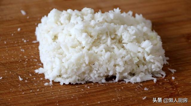 不需要油炸，教你芋头的新做法，配上猪肉馅，吃起来那叫一个香