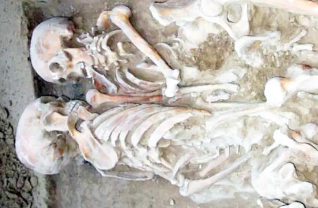 长城旁的古墓挖出2具骸骨，相拥了1400年，难道是孟姜女？