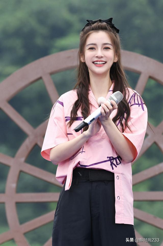 杨颖粉嫩少女风爱了！一身粉色上衣扎公主头，甜美又可爱