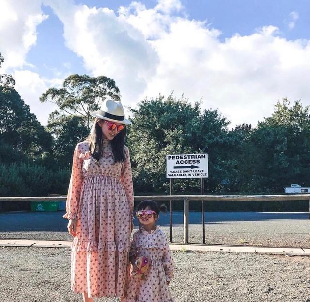 周杰伦女儿近照曝光，侧颜五官精致发量惊人，网友直呼太像昆凌