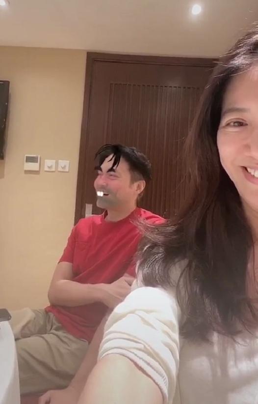 袁咏仪变老公黑粉晒其丑照，张智霖乖巧配合一脸宠溺，甜齁