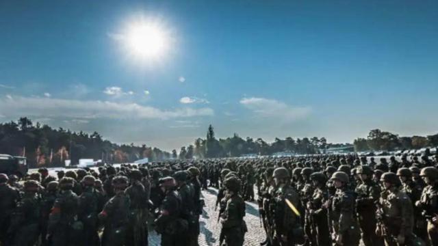 华裔高材生想入美籍，为美效忠2年，如今怎么样