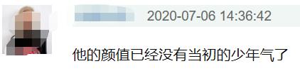 这几年@柯震东哭诉这几年真的很累 脸肿气质油腻认不出旁边林依晨秃成这样