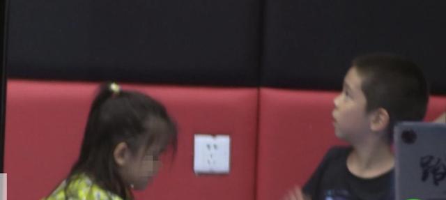 嗯哼兄妹一起买玩具，回头照顾妹妹很贴心，清爽板寸帅气十足