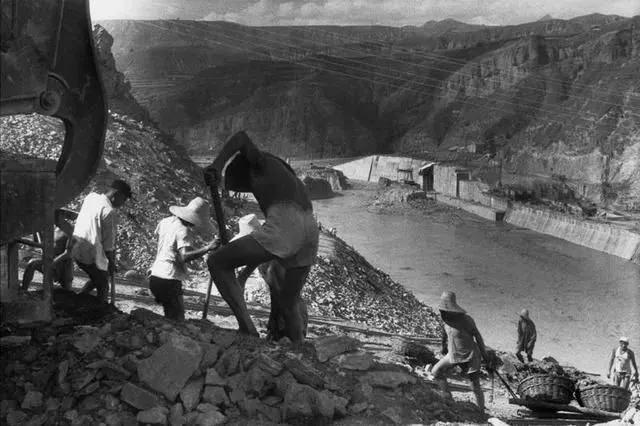 老照片：1958年的中国，你见过亲手杀猪的姑娘吗？