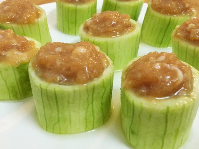 夏天一定要做這道清爽應景菜-絲瓜釀肉，入口清甜，鮮嫩多汁