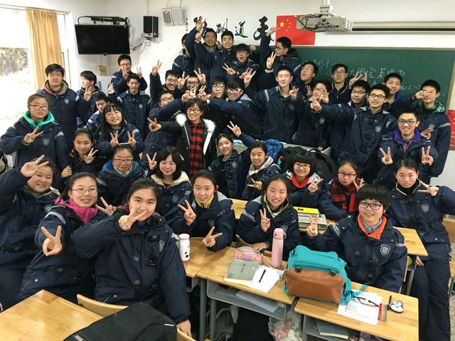 班主任|高考结束班主任获考生公主抱 高考结束班主任获考生公主抱