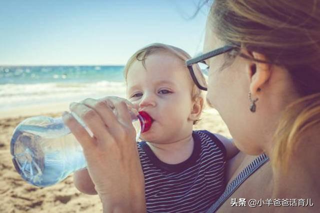 三伏天出汗多，各年龄段宝宝如何科学补水？这3点才是判断依据