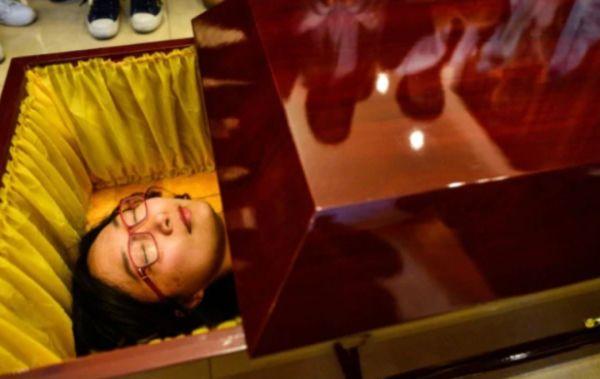 上海的死亡体验馆，体验一次“死亡”24800元，你