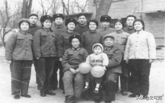 曾因抗日离家16年，当上司令后回乡寻母，发现白发老母当街乞讨