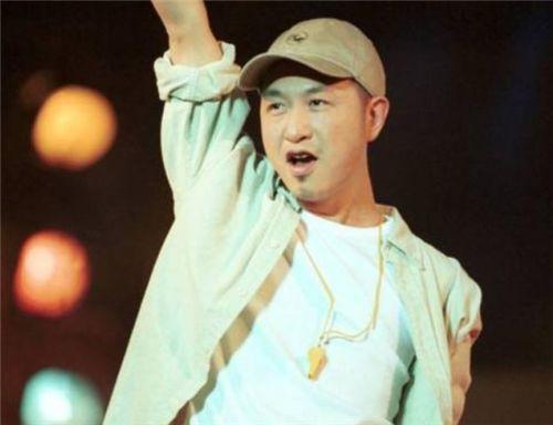 他凭一首歌走红，为天王写歌与天后同居，却因