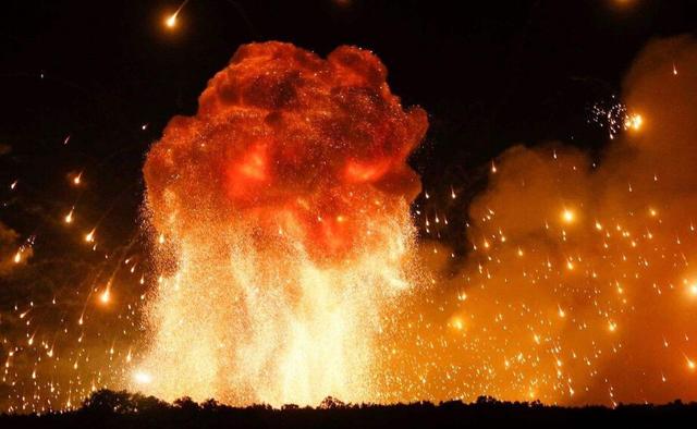 是失误还是空袭？深夜叙利亚军火库突发爆炸，所有弹药付之一炬