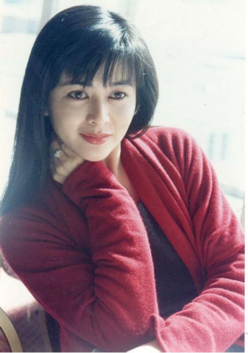 从“惯三”到“高尔夫球事件”，“老少通吃”的关之琳脸部变僵硬