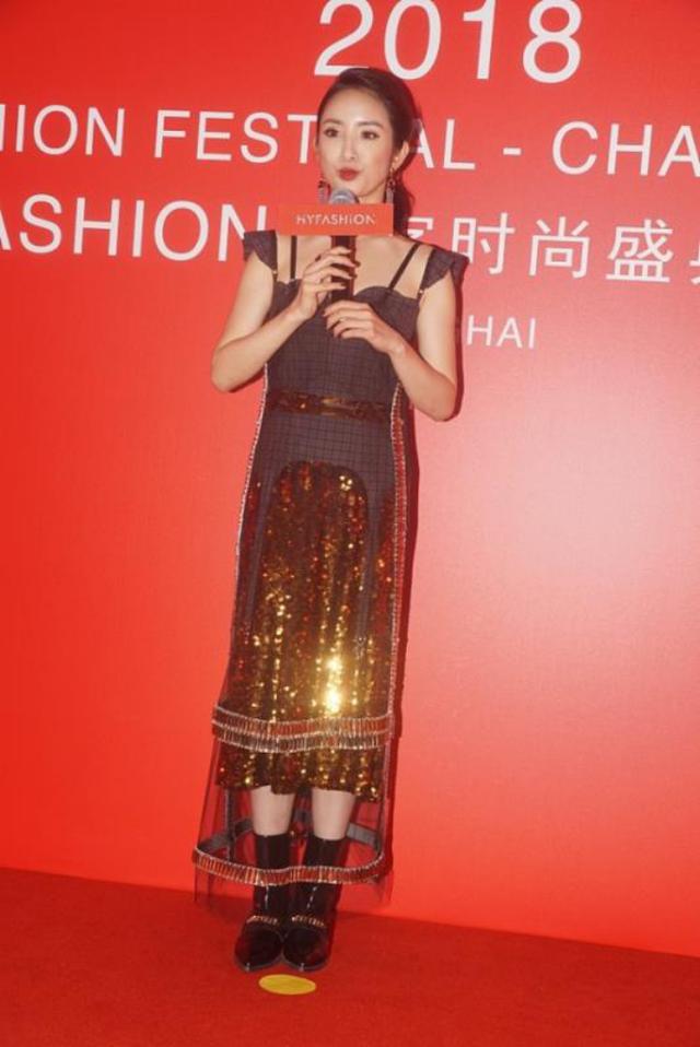 不扮嫩的林依晨才是真的美，穿身“御姐裙”太闪耀，真有魅力