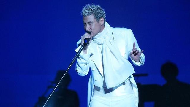 乐坛巨星车祸瘫痪，遭老婆抛弃被丢养老院，如