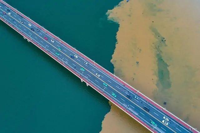 『影响』受强降雨影响汉江泾渭分明的景观