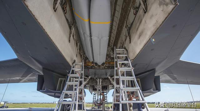 美军轰炸机借道苏拉威西海进入南海：南北夹击辽宁舰战术首次曝光