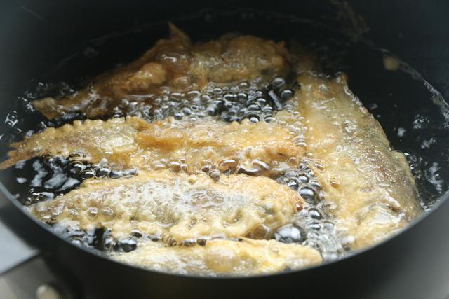 这种小鱼又鲜又嫩，好吃又便宜，学会这个做法，比外面做的还好吃