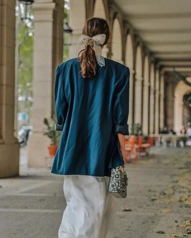 别只会小礼服了！这才是年底聚会最实用的单品