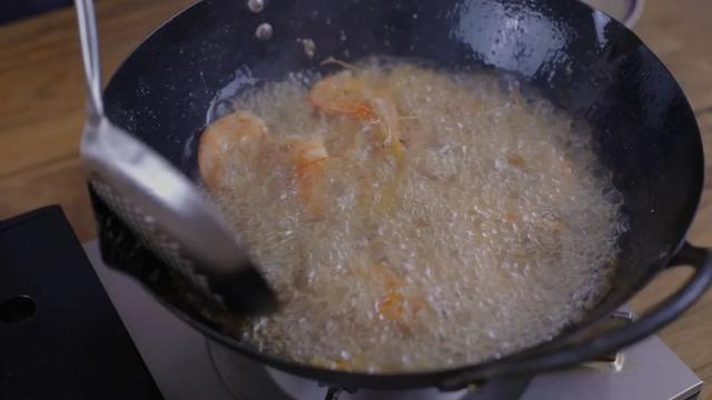 连虾壳都不想放过油爆虾，今天就教你做好它的小秘诀