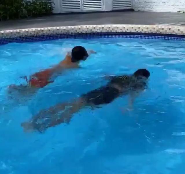 张柏芝晒俩儿子游泳健身，13岁Lucas练出腹肌，颜值身材不输爸爸