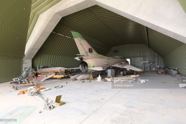 利比亚一军事强人被打惨，重要基地被对手占领，部队狼狈撤离首都