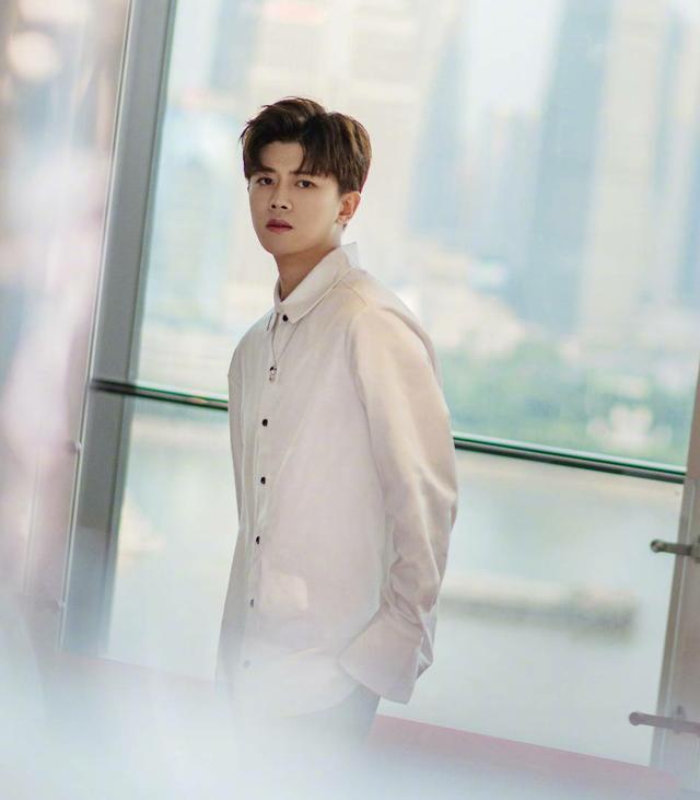 任嘉伦笑容的背后，连续拍摄三部作品咳嗽不停