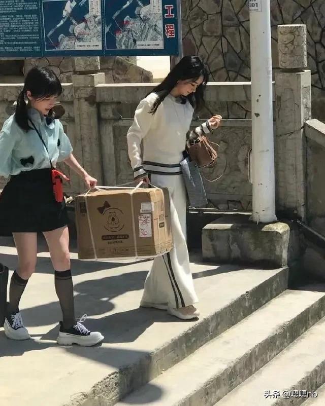 赵丽颖黑长直头发录《中餐厅》，身材瘦力气大，提大箱子爬楼梯