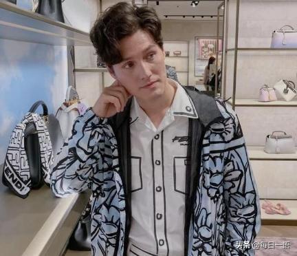 周华健30岁儿子罕见露面，笑起来神似父亲，混血都这么好看？