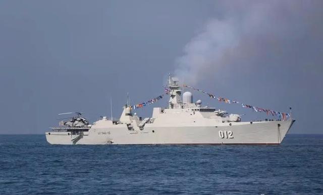 越南放大招！4000吨海警船正面撞上护卫舰，“海战”已不可避免