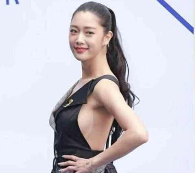 不愧是\"亚洲最翘的女人\"，当镜头拉近那