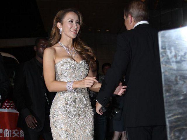 45岁得李玟到底有多野？看了照片，堪比"解放天性"