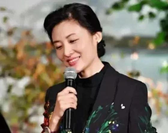 曾是央视最美主持人，16次主持春晚！近况却让人大吃一惊