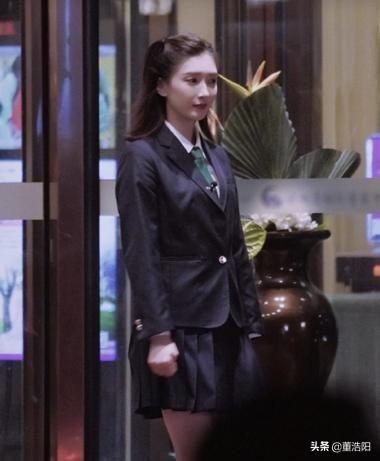 江疏影“高中照”被疯传，穿JK制服逛街，这腿是
