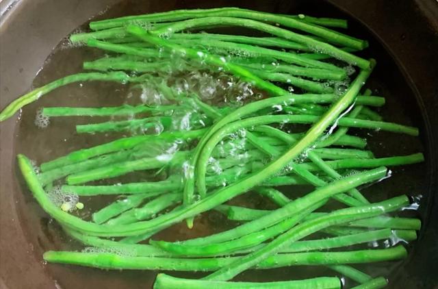 夏日里没胃口怎么办，开胃凉拌豇豆来一份，清凉低脂让你清爽一夏