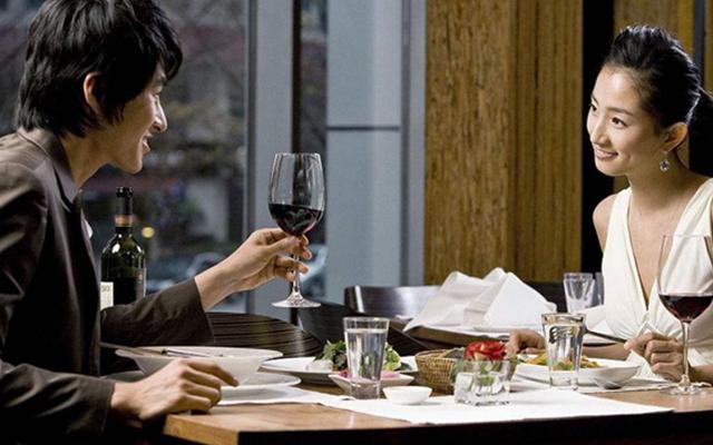 妻子難產，老公跪求保大人，孩子出生後，遲遲不見老公