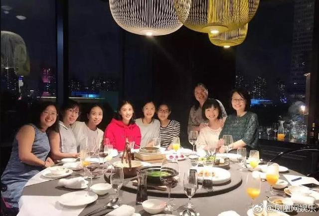 黄圣依参加20年同学会照片曝光，网友：女神和普