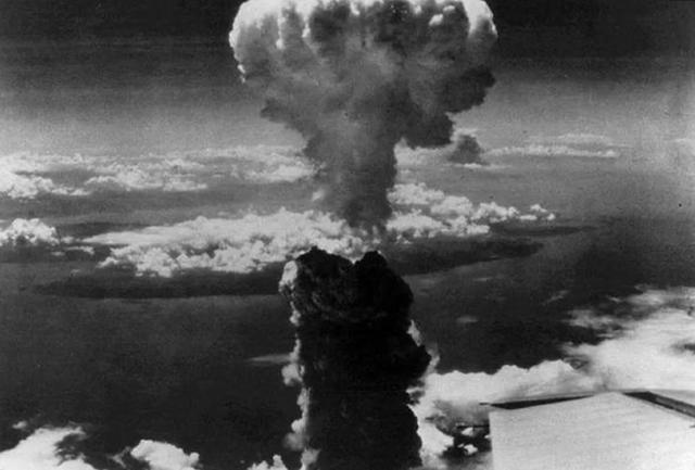 原子弹“小男孩”爆炸全过程，7万人瞬间化为灰烬