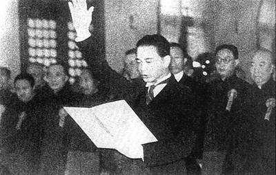 汪精卫儿子回国祭祖，看到父母的跪像，咬着牙说了10个字