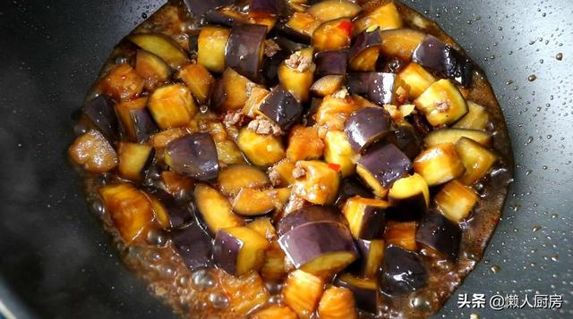 先蒸后炒，这样做出来的茄子不吸油，配上牛肉末一起炒，下饭好吃