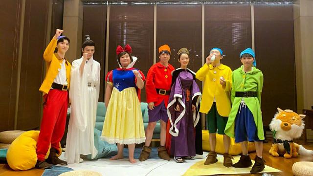 范丞丞顶着暴雨拍节目，蓝台又犯“老”问题，