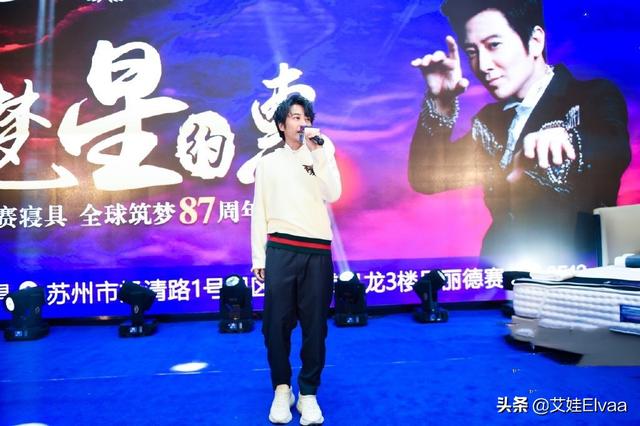 孙耀威15年后首登天天，穿皮背心流苏衫，47岁烫卷发重现顽童风采