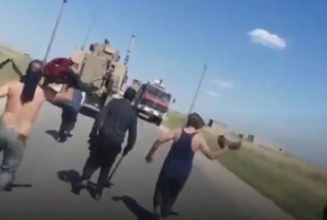 美国大兵成丧家犬！叙利亚民众堵截美军车队，