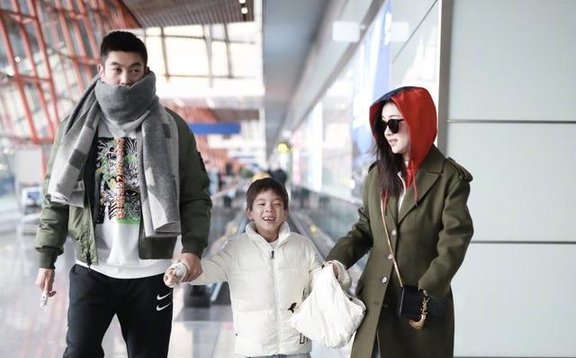 杜江一家外出，嗯哼陪玩的小女孩儿模样可爱，被质疑是霍思燕女儿