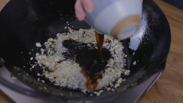 连虾壳都不想放过油爆虾，今天就教你做好它的小秘诀