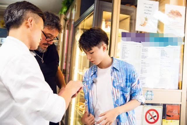 《中餐厅》杀青晒合照，谁注意王俊凯旁边是谁？关系好坏一目了然